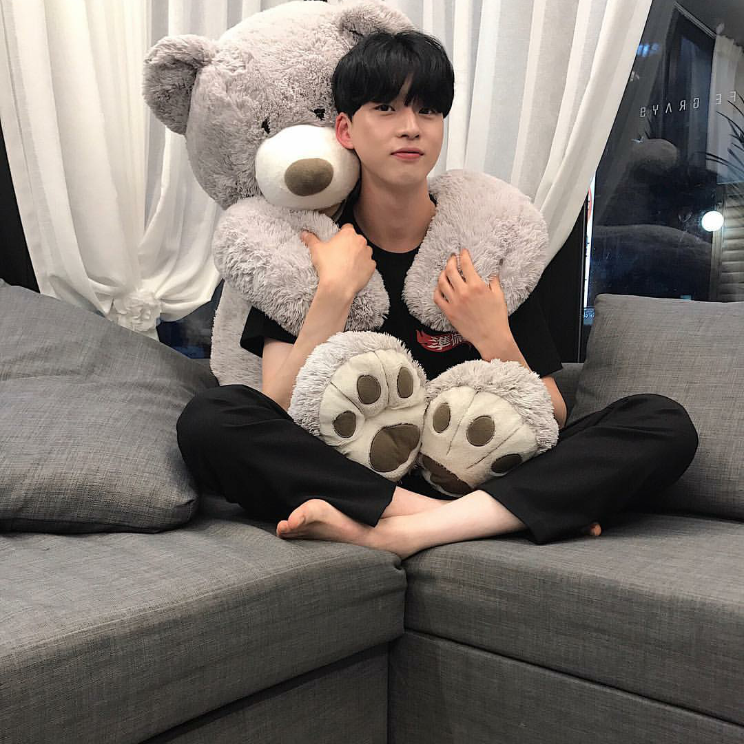 Корейские парни с игрушками