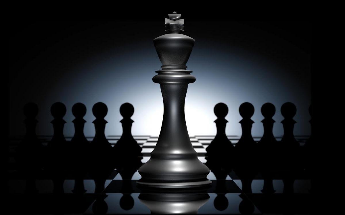 Шахматные фигуры на черном фоне