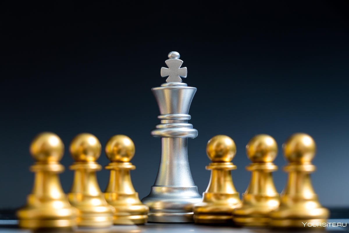 Шахматы ферзь рядом с пешкой