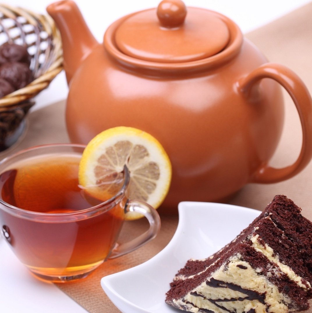 Горячий чай и сладости