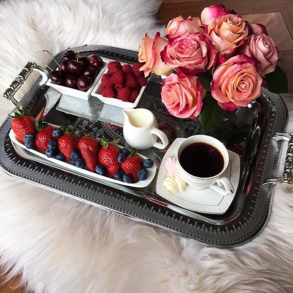 Завтрак в постель с цветами