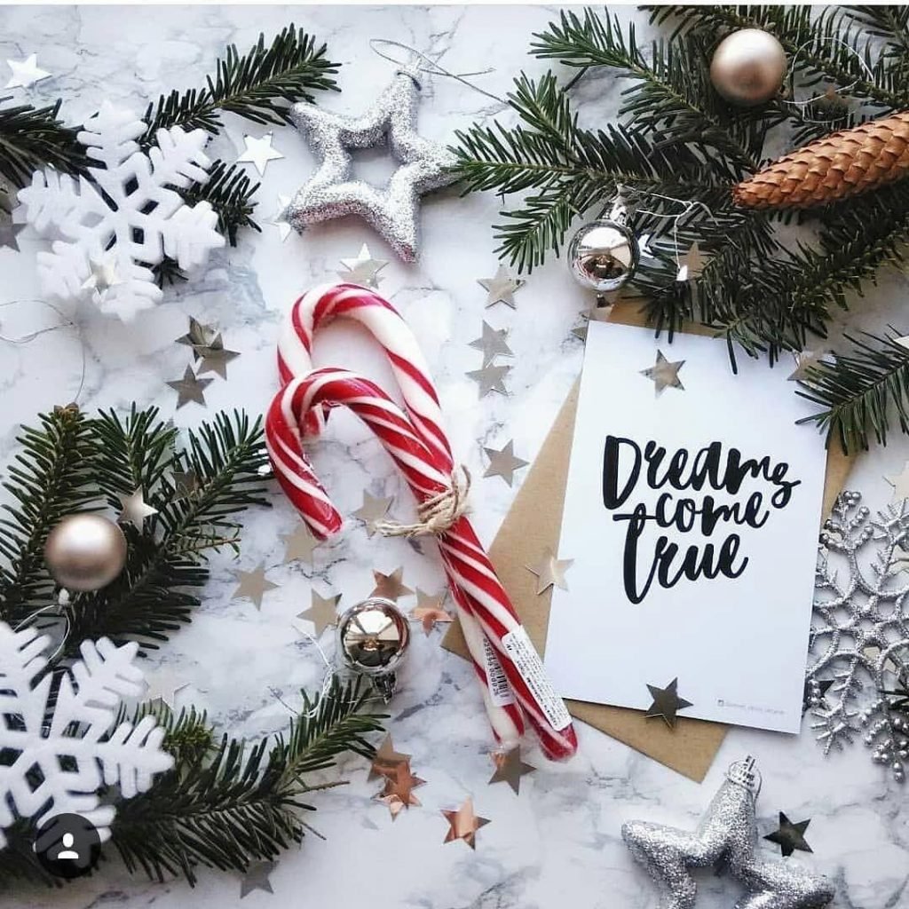 Девушка у елки