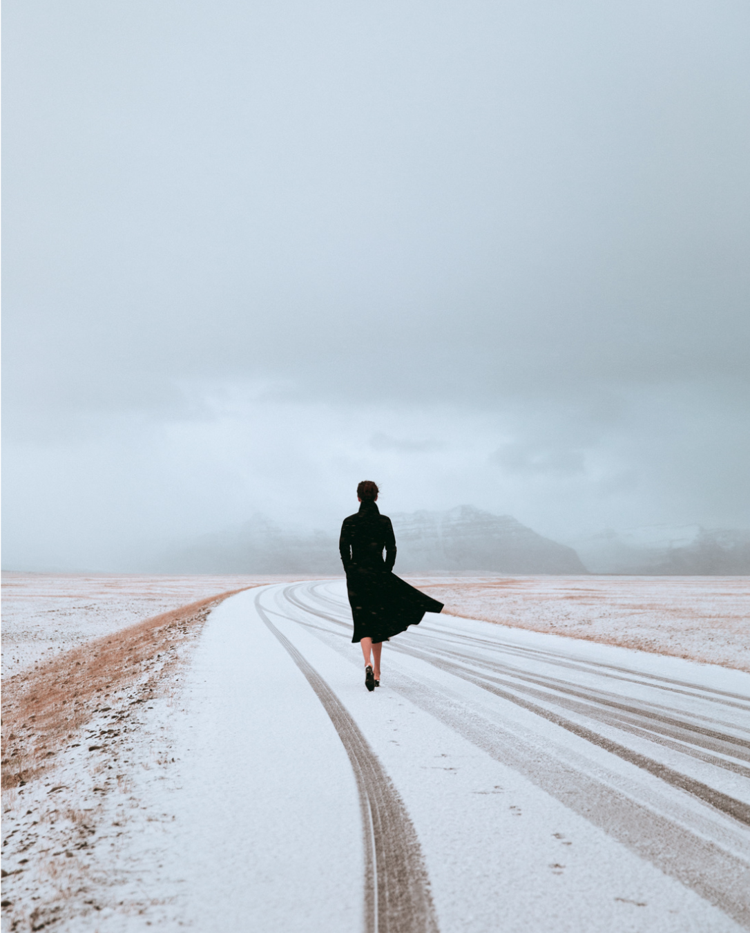 Девушка уходит зима