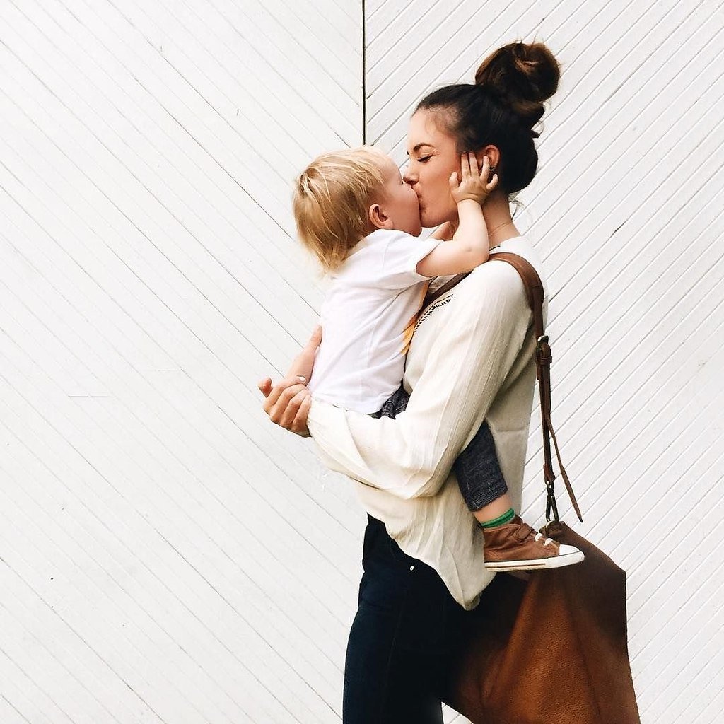 Современная мама с ребенком