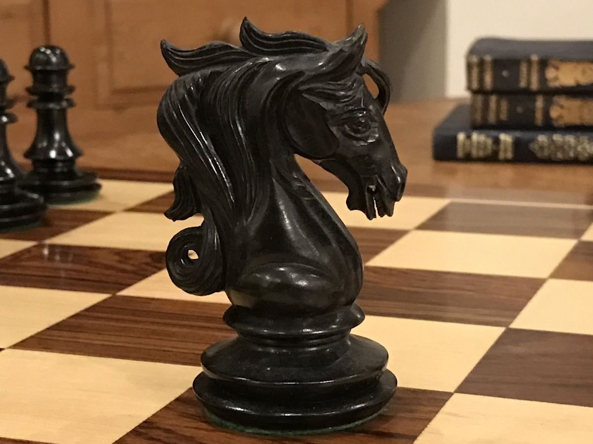 2 коня шахматы. Шахматный конь. Шахматная фигура конь. Лошадь шахматы. Шахматный конь черный.