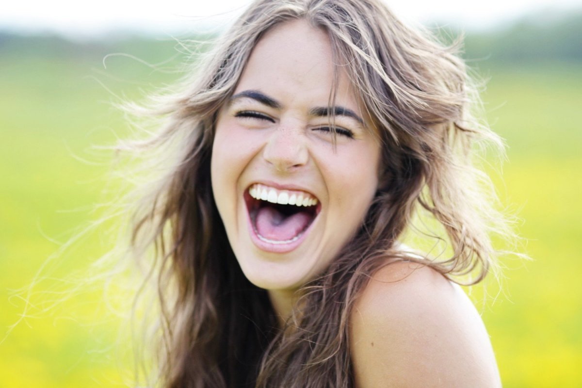 Девушка смеется