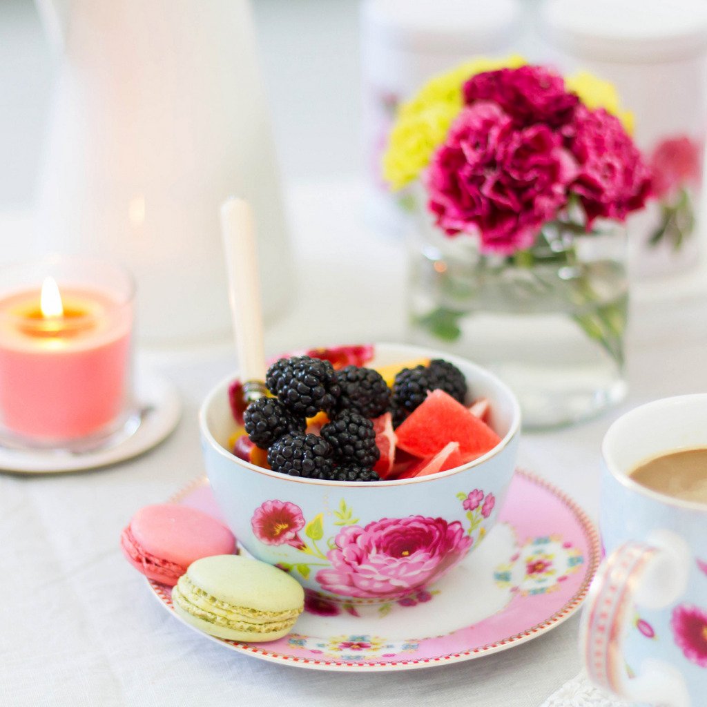 Утренний чай со сладостями