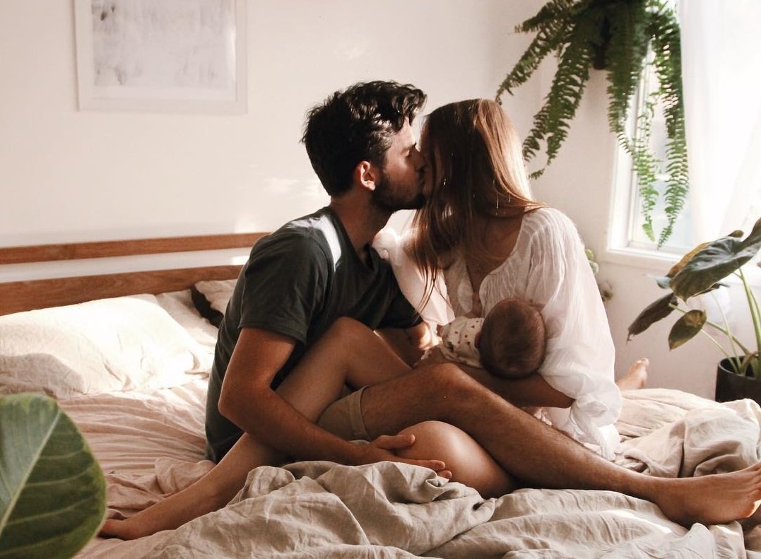 Влюбленные в кровати