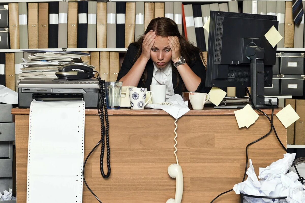 Стол заваленный работой