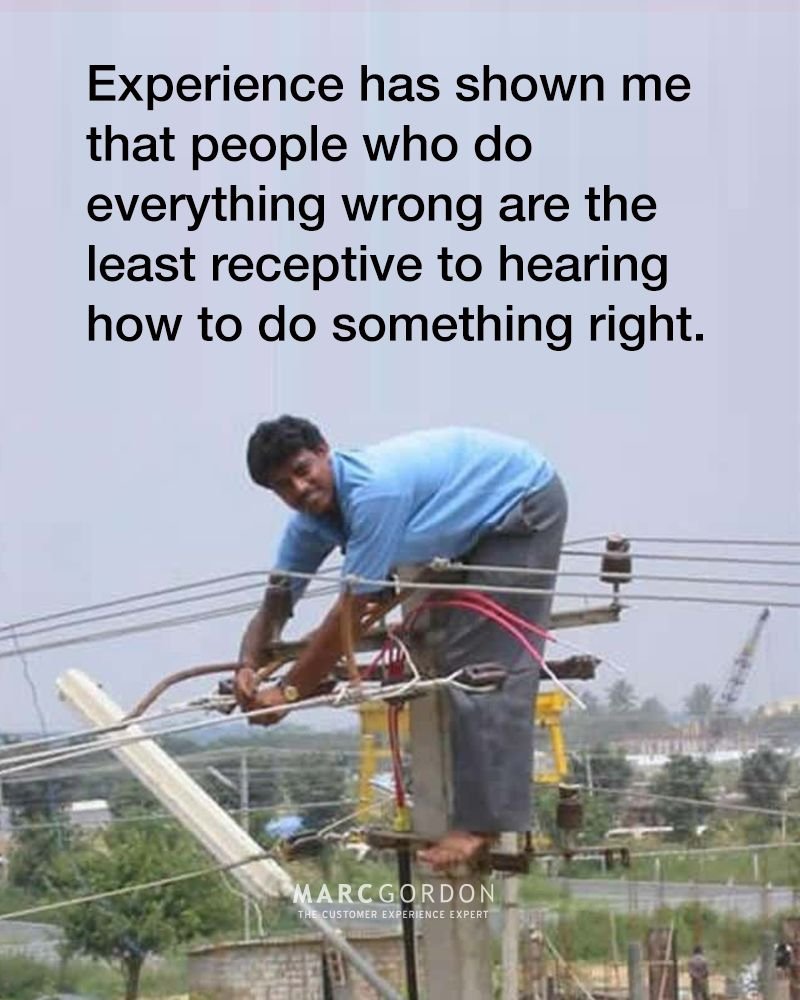 Человек запутался в проводах