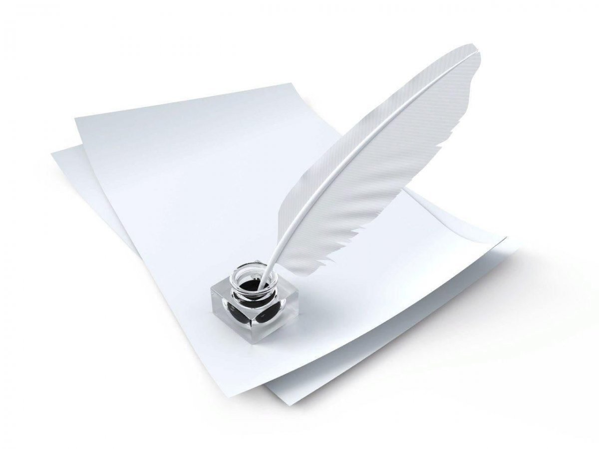 Перо и бумага на белом фоне