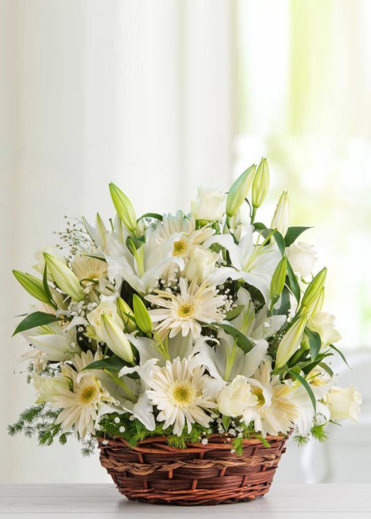 Букет из лилий и гипсофилы