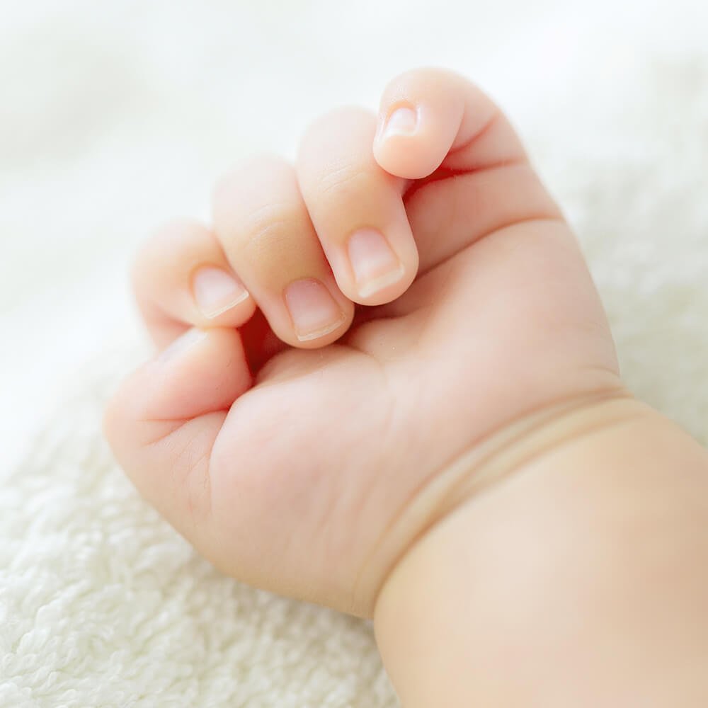 Детские ручки в кулачках