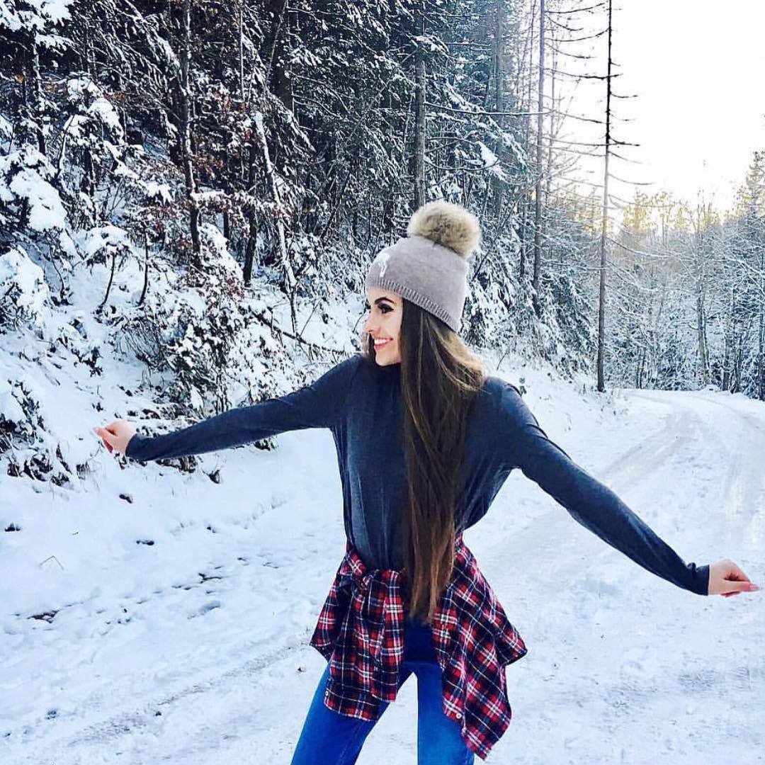 Крутая девочка зимой