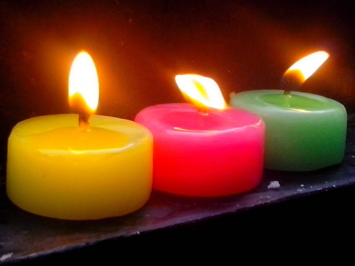 Красивые горящие свечи