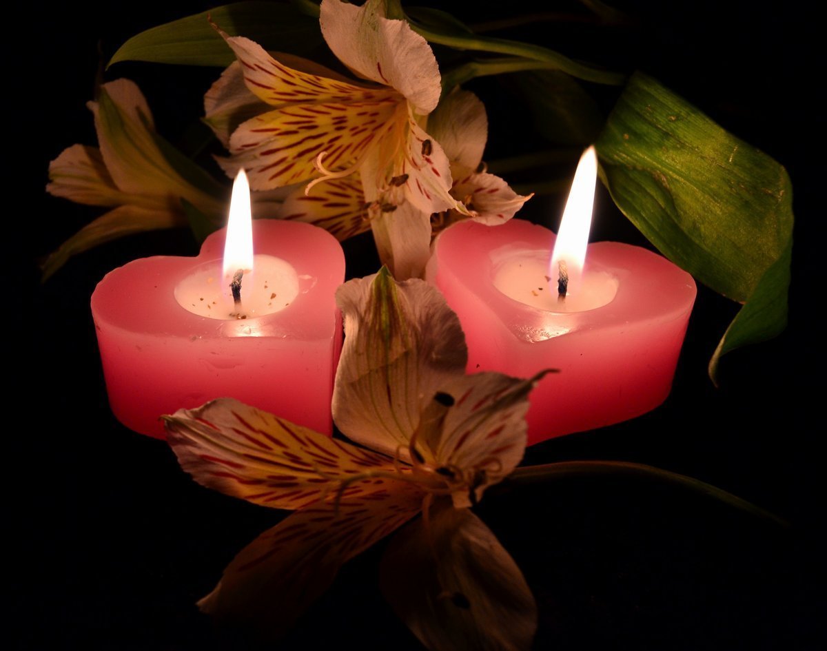 Горящие свечи