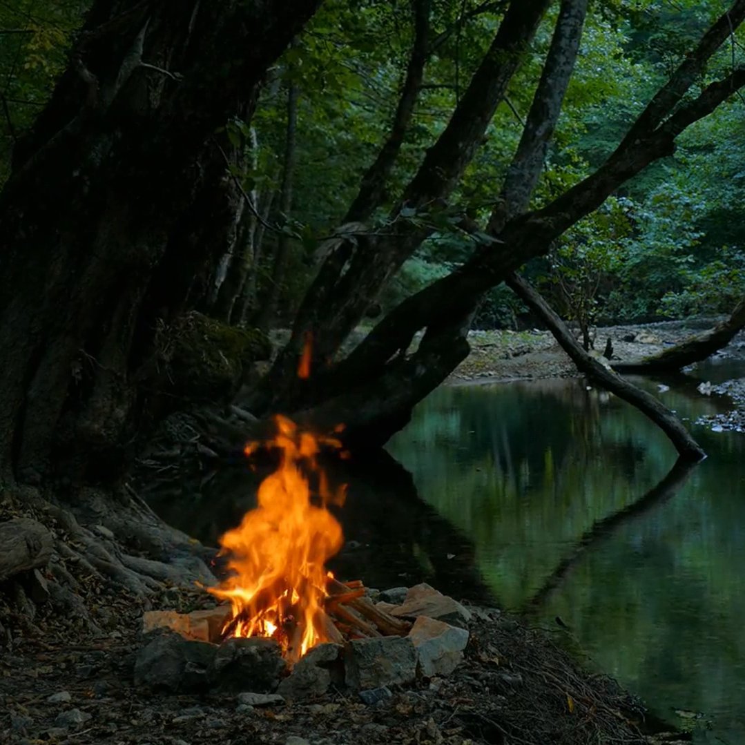 Костер у водопада