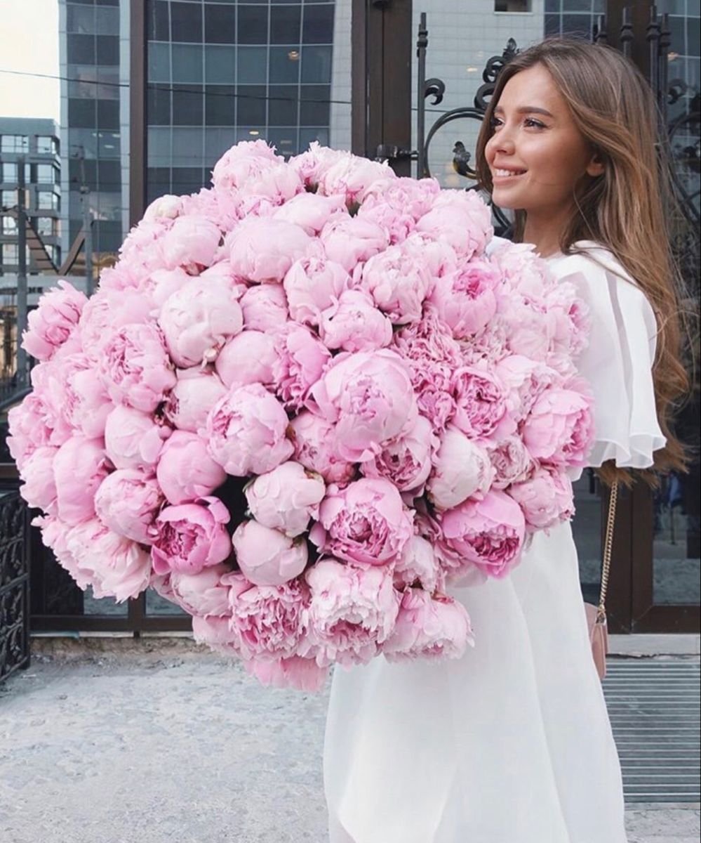 Девушка с букетом пионов