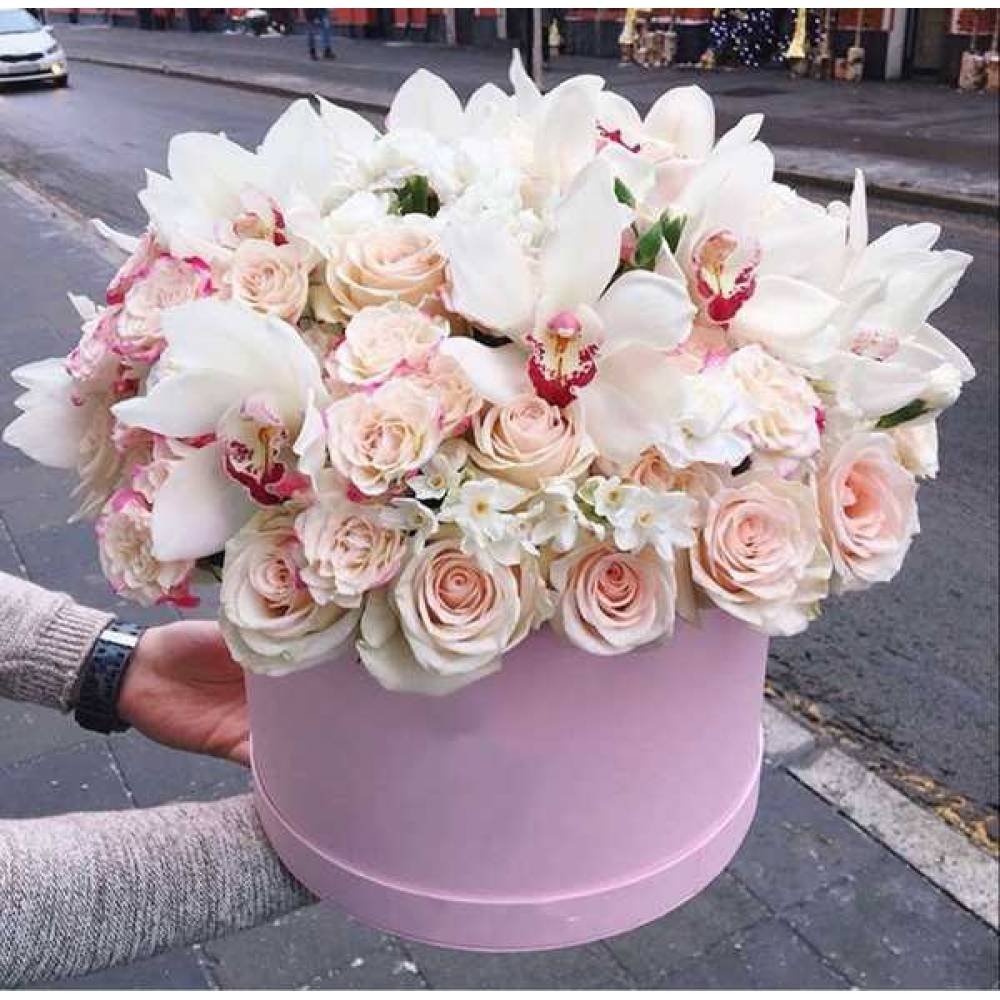 Орхидеи с розами в коробке