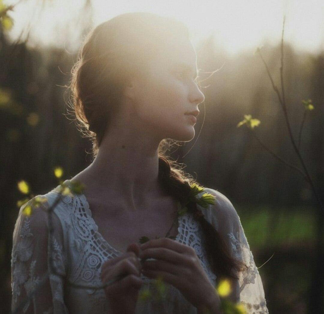 Девушка наслаждается природой