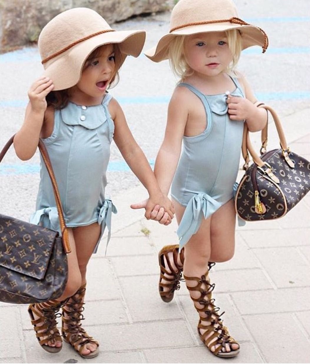 Маленькие подружки