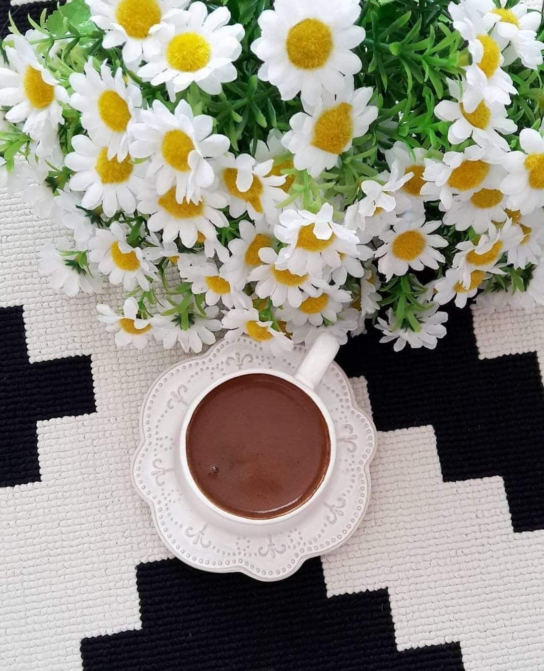 Чашка кофе и ромашки