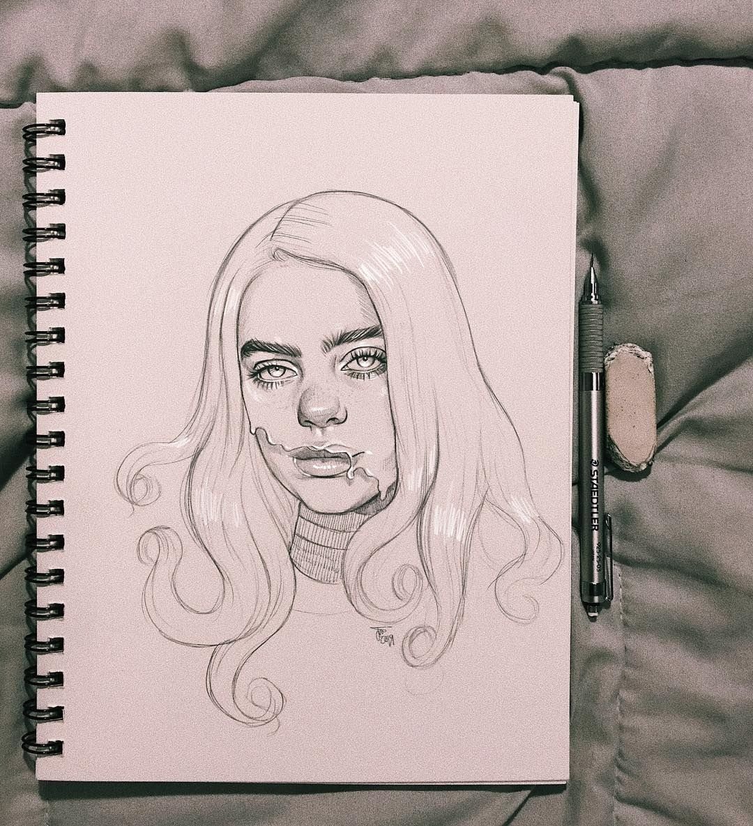 Девочка с розовыми волосами мультяшная