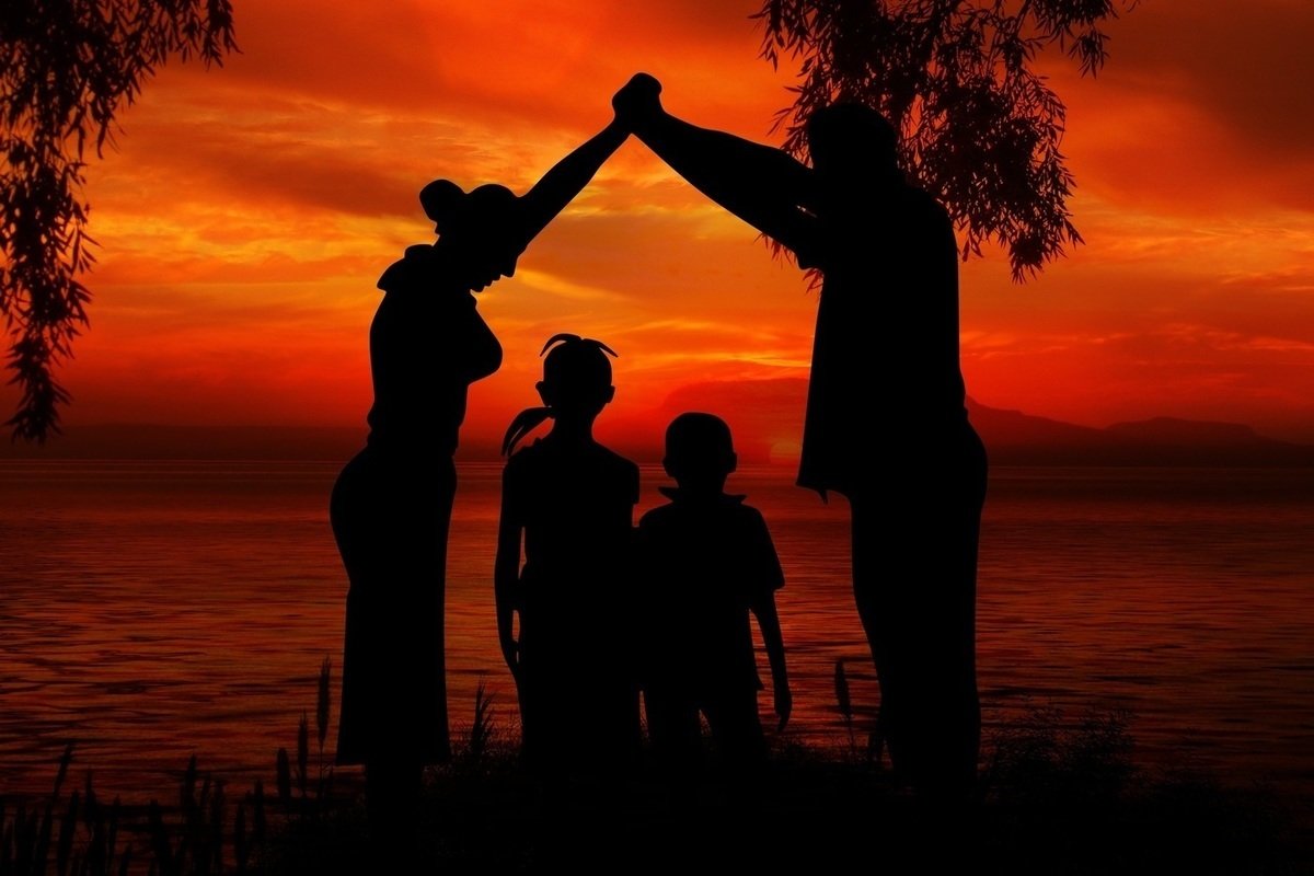 Семья на закате
