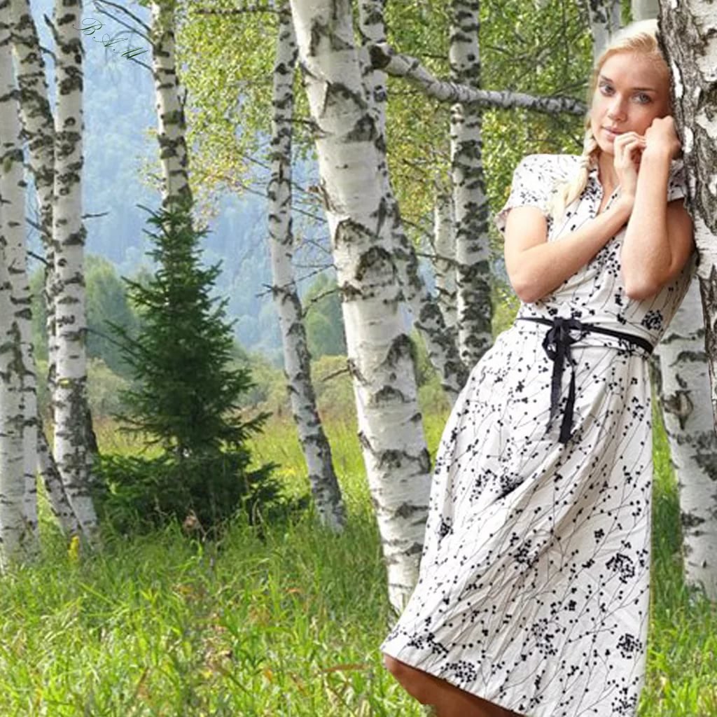 Девушка среди берез