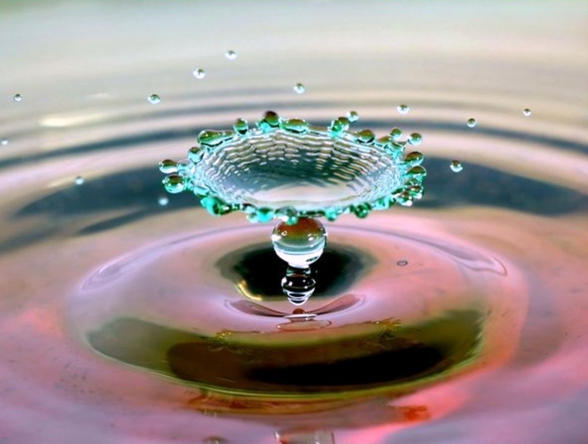 Капля падает в воду