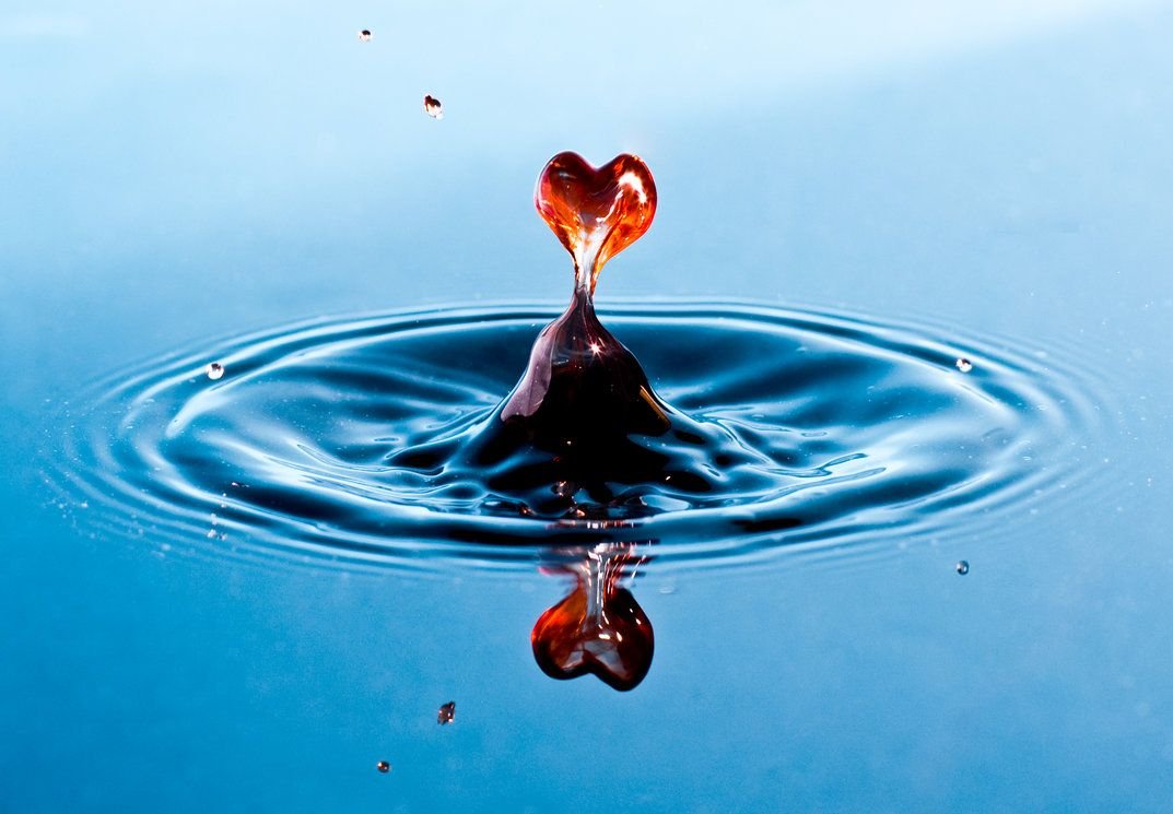 Капля воды в виде сердца