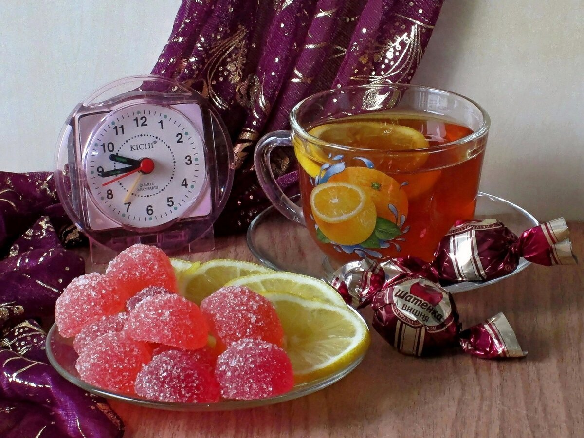 Чаепитие с конфетами