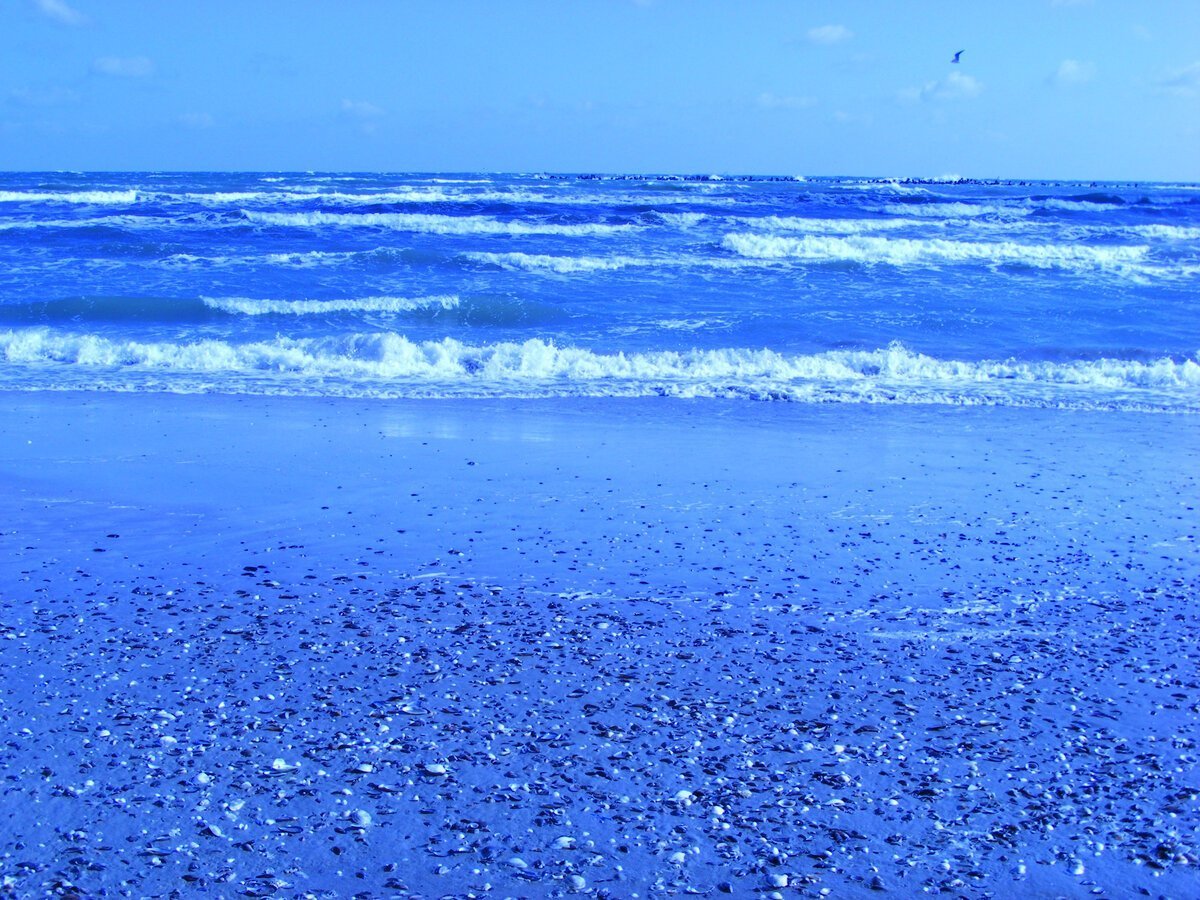 Голубое море