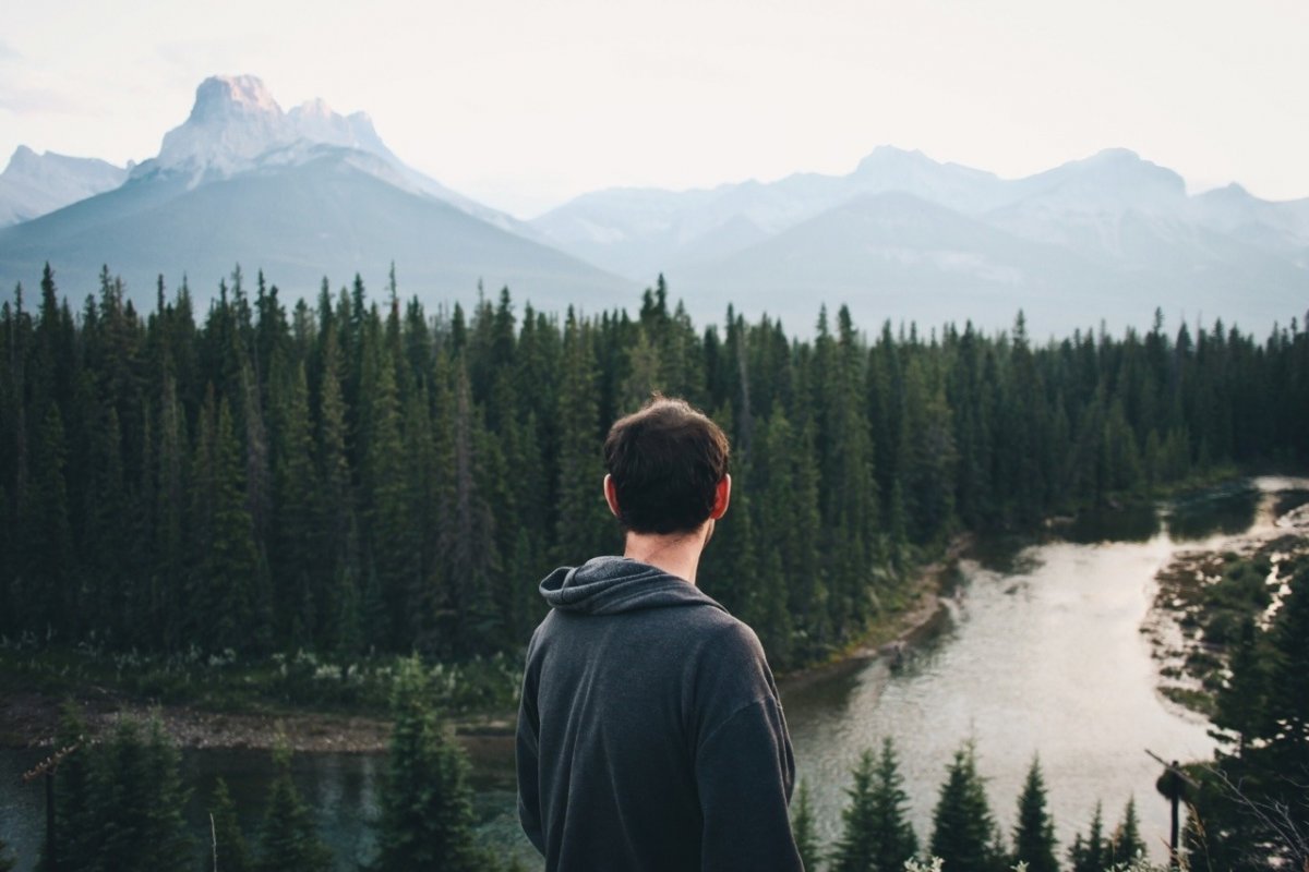 Парень и девушка в поле