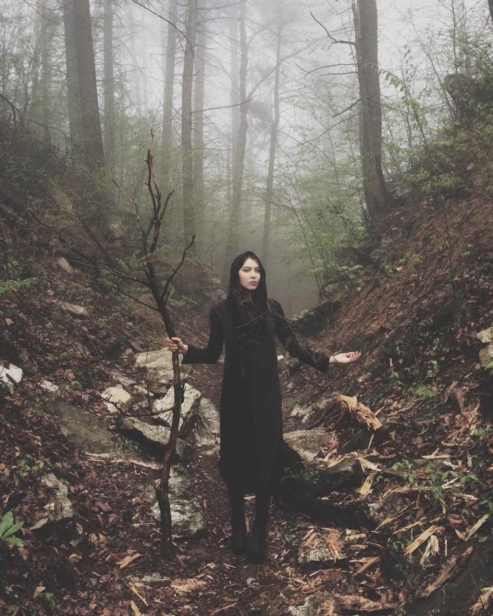 Фотосессия ведьма в лесу