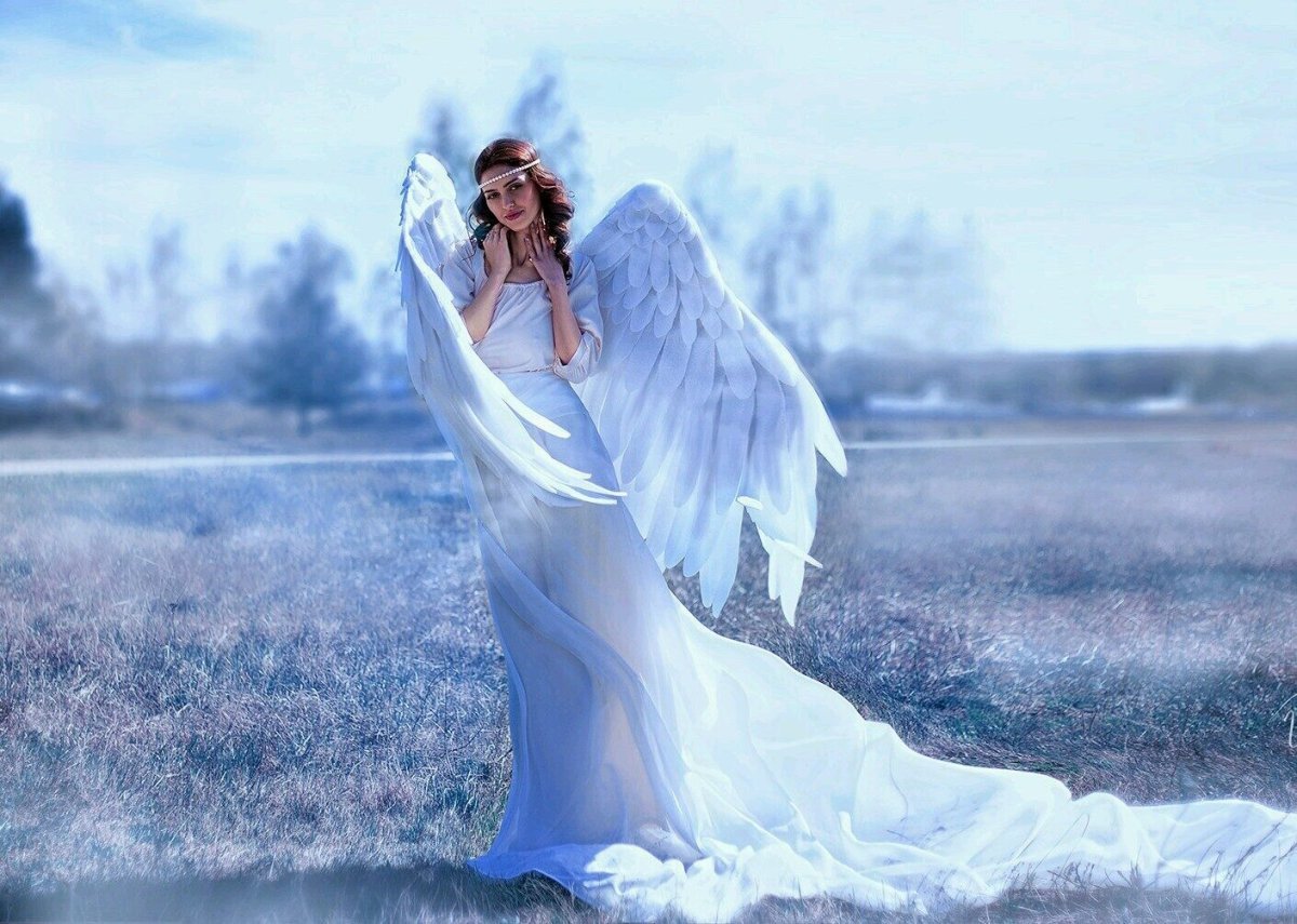 Женщина с крыльями