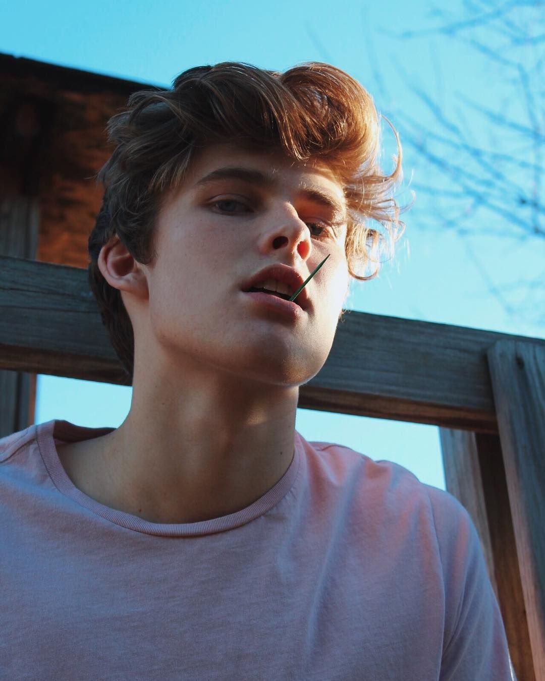 Парень в кофейне