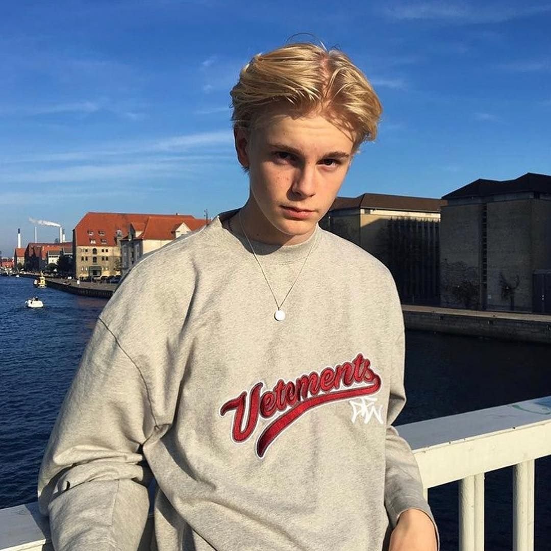 Manu Rios в толстовке