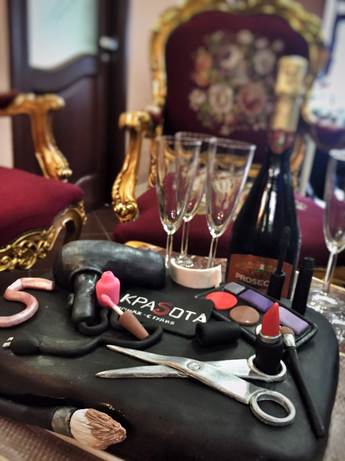 Торт для девушки визажиста