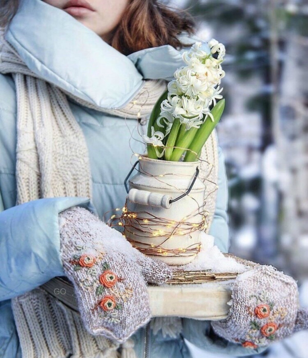 Нарисовать девушку в шапке