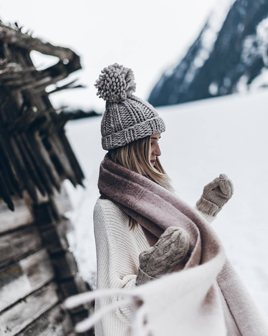 Девушка в шапке арт