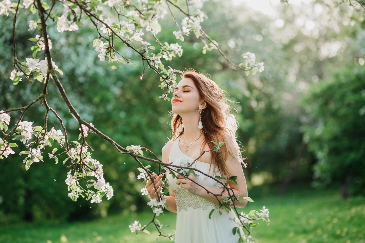 Женщина в цветущем саду