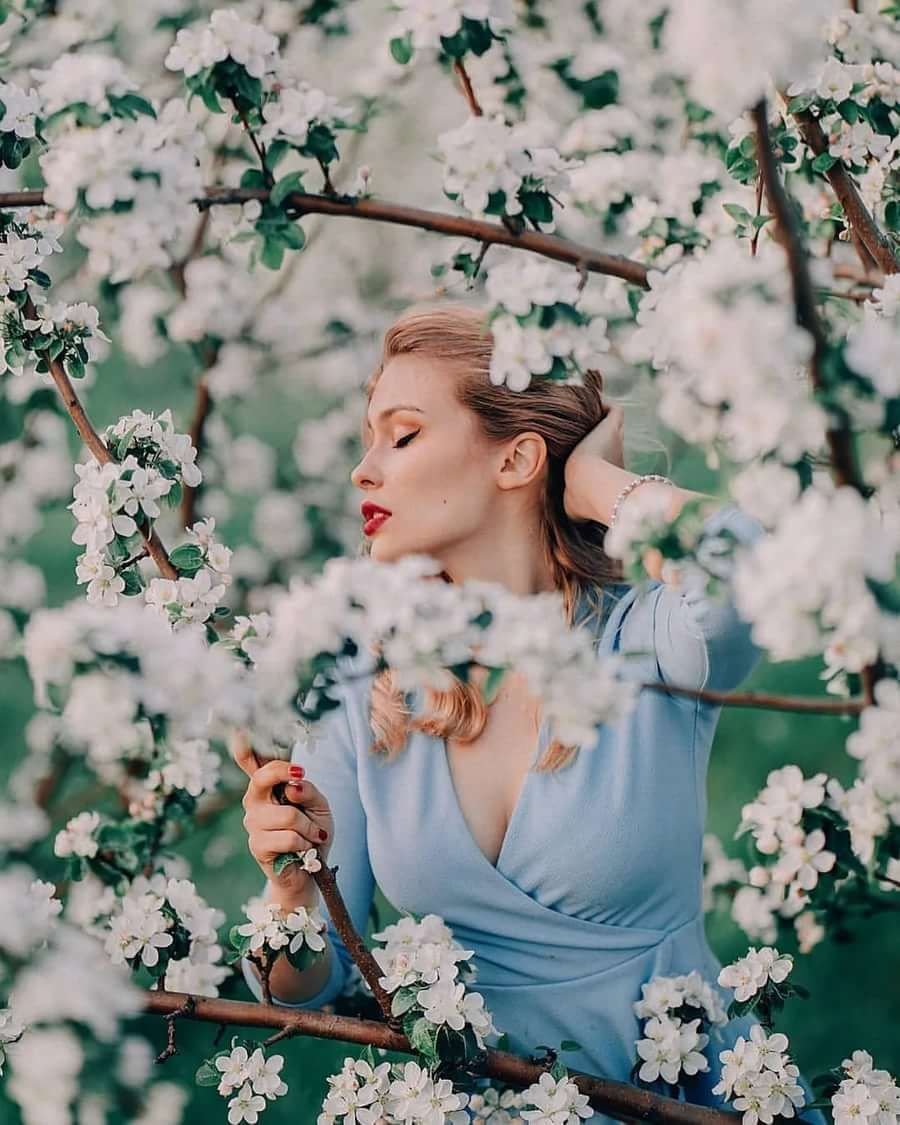 Девушка в цветущем саду