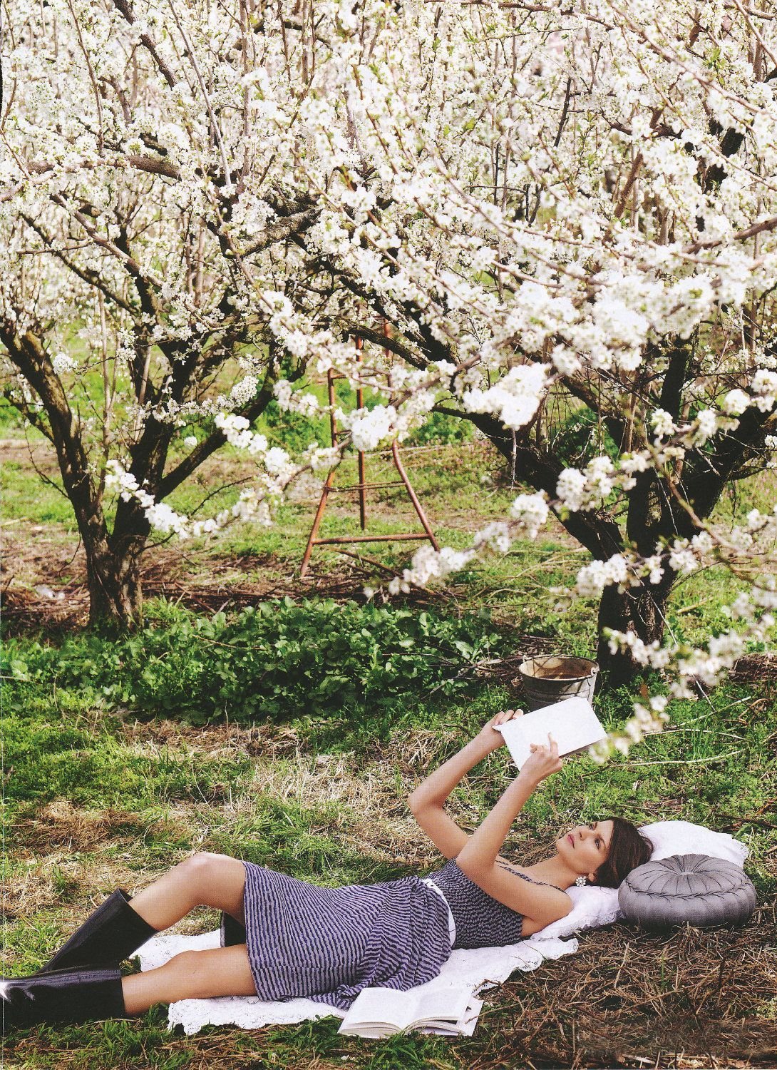 Стильная фотосессия в цветущем саду