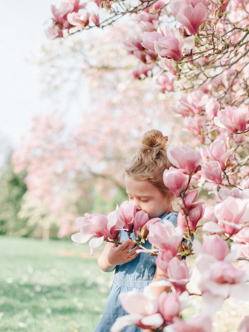 Дети в цветущем яблоневом саду
