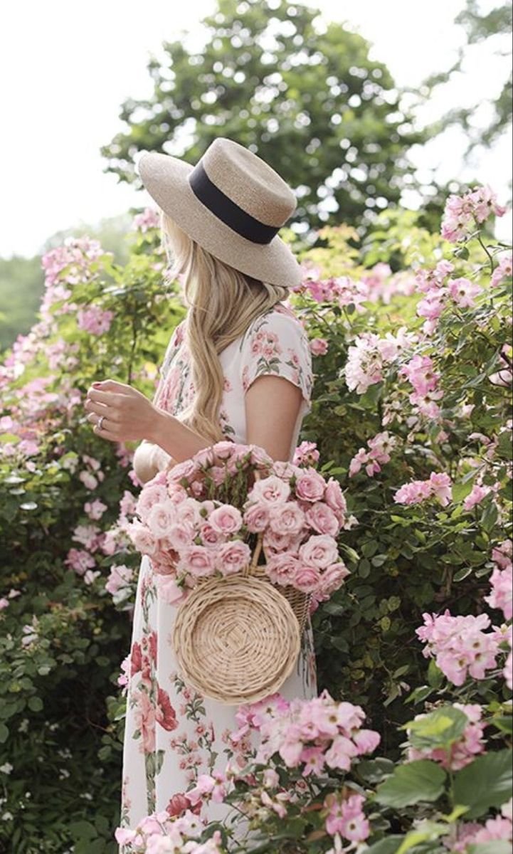 Девушка в саду