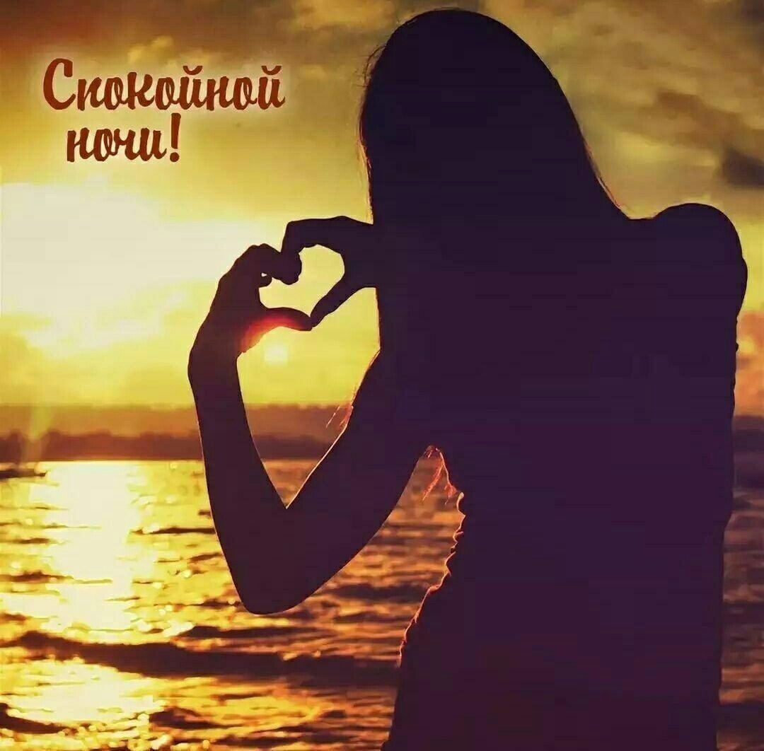 Девушка в постели с цветами