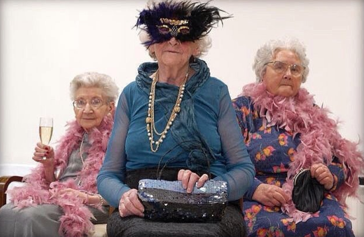 Прикольная пенсионерка. Три смешные старушки. Старость бабушка. Три подруги в старости.