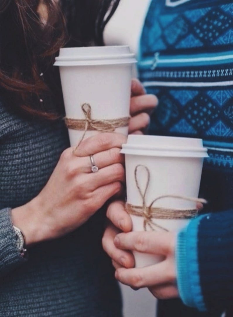 Руки пары и кофе