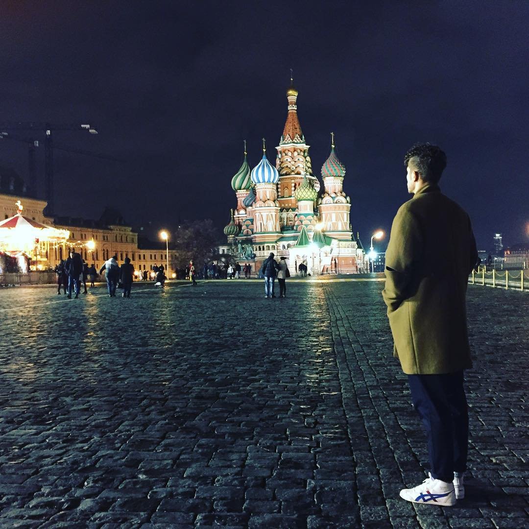 Парень спиной на красной площади